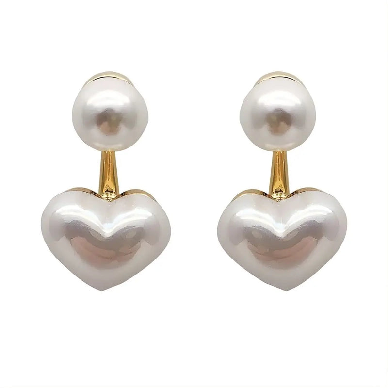 Brinco Dourado Feminino Modelo Heart Pearl fundo branco